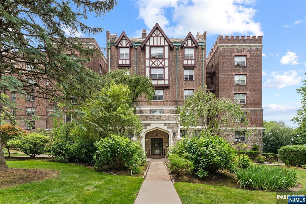 100 Palisade Avenue D42, Englewood, New Jersey - 2 Bedrooms  
1 Bathrooms - 