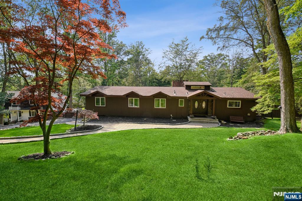 550 Dorchester Drive, River Vale, New Jersey - 5 Bedrooms  
5 Bathrooms  
10 Rooms - 