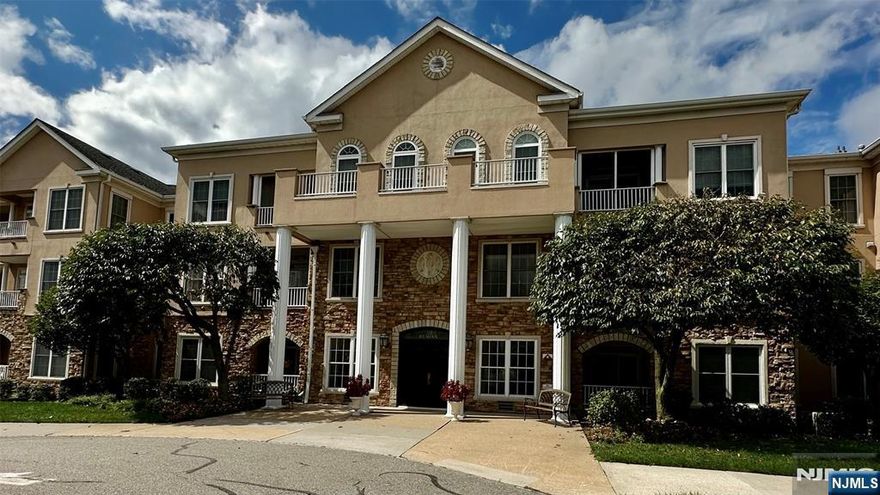 Experience the ultimate in adulting with this fabulous unit in the Reagan building of Fox Hills. This unit has it all, quiet Garden view, 1 bedroom, 1 bathroom, an extra den for whatever your heart desires, a full kitchen equipped with a dishwasher, and an in-unit washer/dryer combo to keep your clothes in check. And the perks don't stop there. 1 parking space included, #47 in the underground lot, and there's an over-sized storage space as well. Plenty of visitor parking. Included is 24/7 security in this gated community to keep your peace of mind intact. You also have access to the 26k sqft clubhouse, basically a resort for the residents! Indoor/outdoor heated pools, tennis and pickleball courts, a ballroom/event center, billiard room, poker room, and a fitness center! On top of that a calendar jam-packed with activities to keep you entertained all year round. And they also have a jitney service ready to take ready you shopping at the Mall!