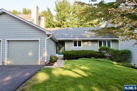 Photo of 118 Vreeland Ct, Mahwah, NJ 07430 (MLS # 25041560)