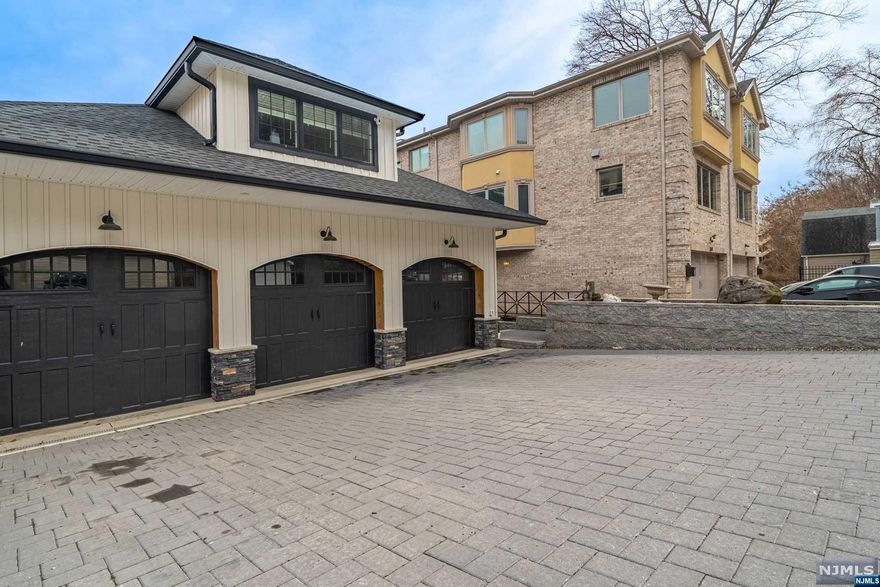 This 5/6 bedroom, 4 1/2 bath modern farmhouse sits on one of the most exclusive spots overlooking the Hudson River. Views of the GW Bridge and Manhattan off of multiple outdoor decks. Built from the ground up in 2019. Three tiered deck plus master bedroom deck all with view, 3 car heated garage, top of the line chefs kitchen w/ kick toe central vac,2 laundry rooms and lower level has a walk out entrance. Radiant heat in kitchen, master bath and ensuite bedroom bath. House is approx 5,400 sq ft.