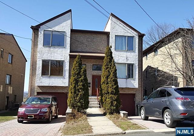 547 4th St A, Palisades Park, New Jersey - 3 Bedrooms  
4 Bathrooms  
10 Rooms - 