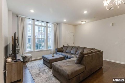 Photo of 22 Veterans Dr, Wood Ridge, NJ 07075 (MLS # 26007163)