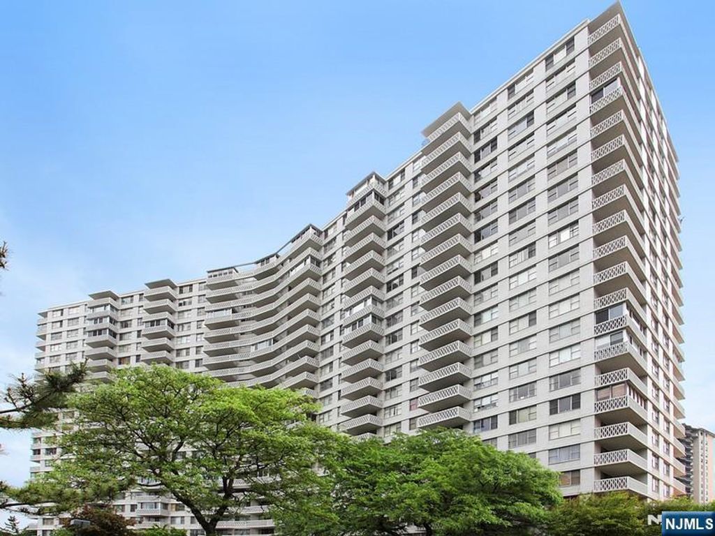 Photo of 2100 Linwood Avenue #2G, Fort Lee, NJ 07024 (MLS # 26008665)