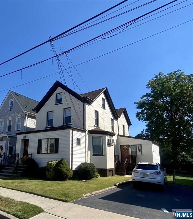 425 1st St 2, Carlstadt, New Jersey - 1 Bedrooms  
1 Bathrooms  
4 Rooms - 