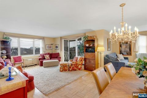 Photo of 2000 Linwood Avenue #5A, Fort Lee, NJ 07024 (MLS # 26006203)