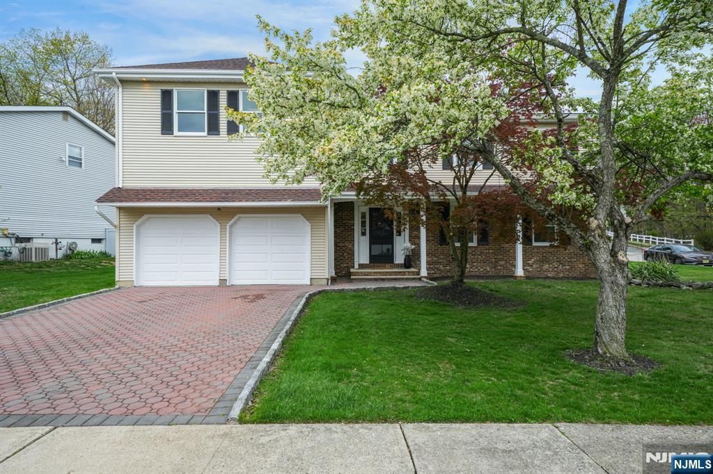 Photo of 45 Holyoke Court, Wayne, NJ 07470 (MLS # 26014685)
