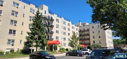 Photo of 2215 N Central Rd #2E, Fort Lee, NJ 07024 (MLS # 26013786)