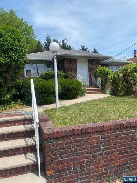 Photo of 5 Washington Ave, Cliffside Park, NJ 07010 (MLS # 25026792)