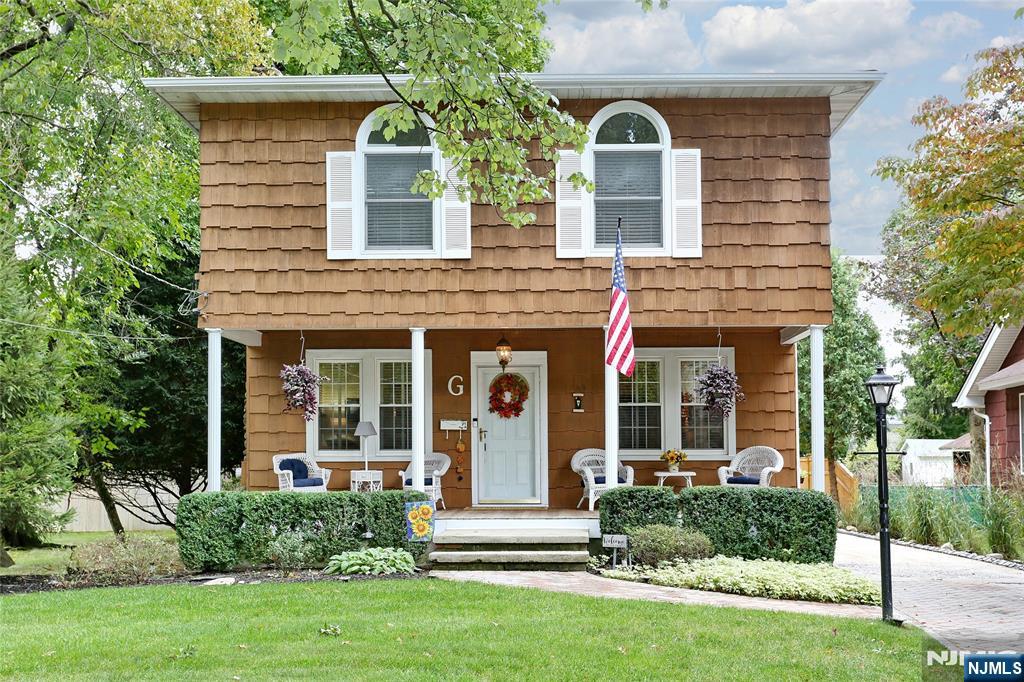 85 Washington Avenue, Hillsdale, New Jersey - 4 Bedrooms  
4 Bathrooms  
7 Rooms - 