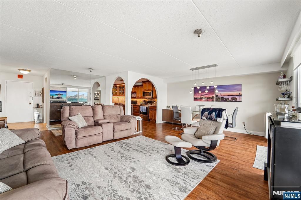 1077 River Road 903