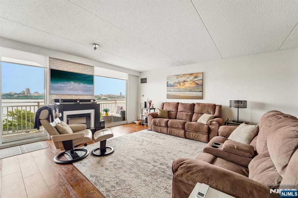 1077 River Road 903