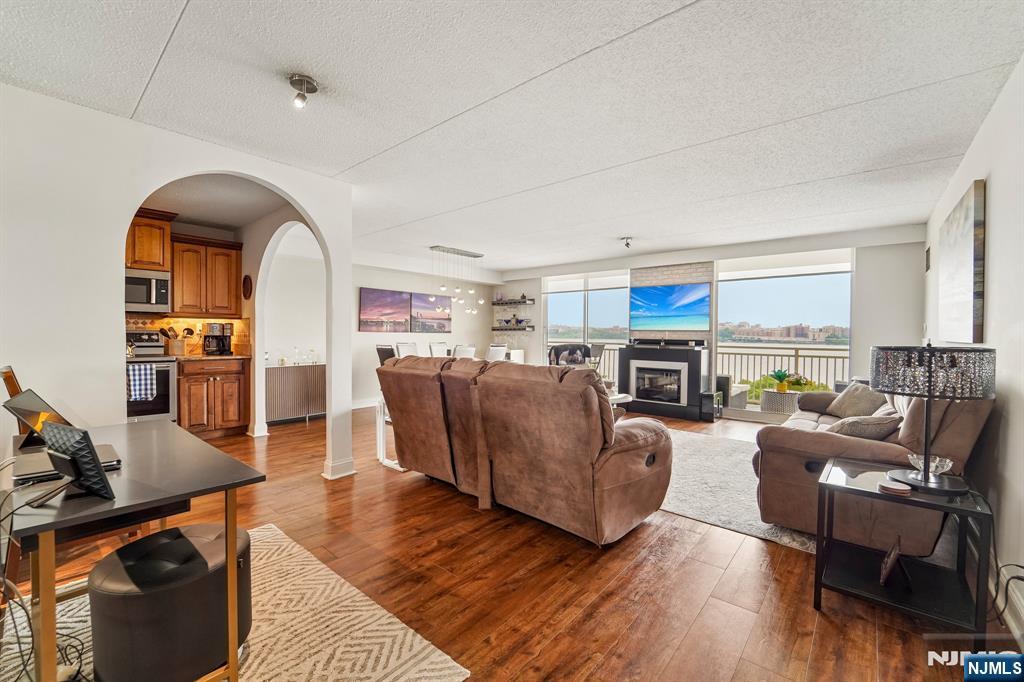 1077 River Road 903