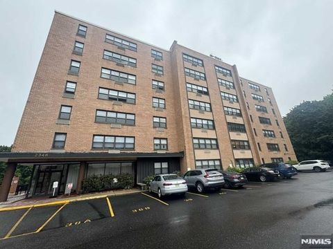 Photo of 2348 Linwood Ave #7I, Fort Lee, NJ 07024 (MLS # 25037393)