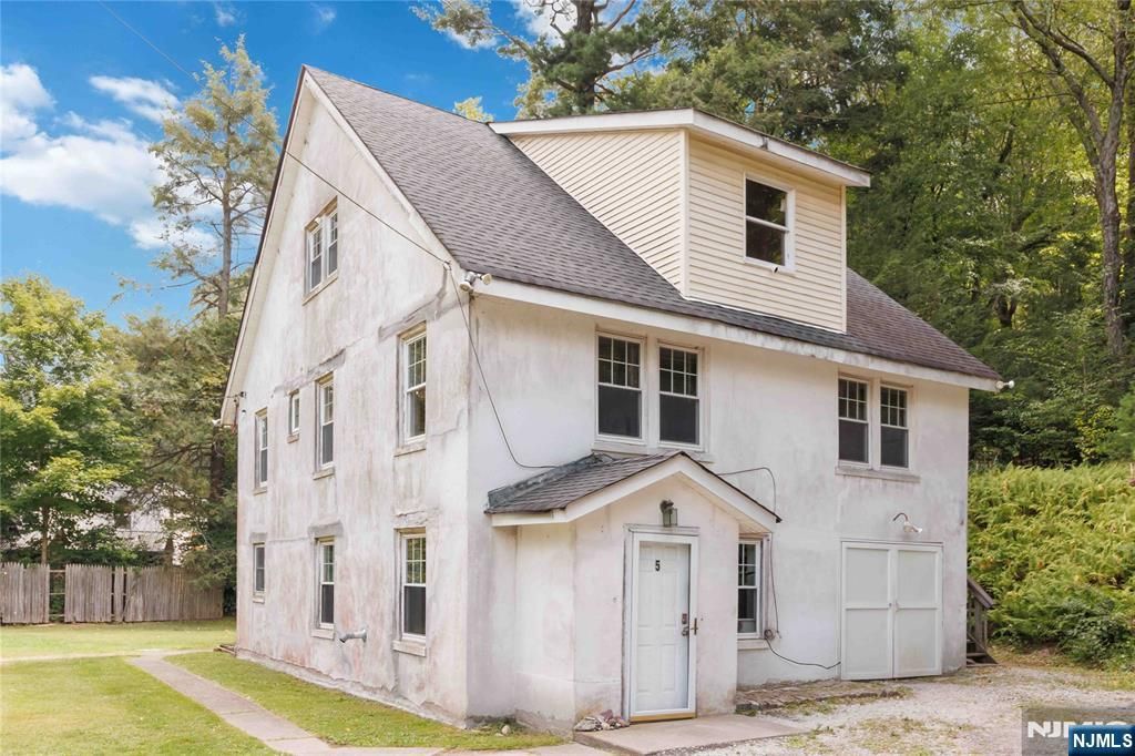 Photo of 5 Fanwood Court, West Milford, NJ 07421 (MLS # 25036195)