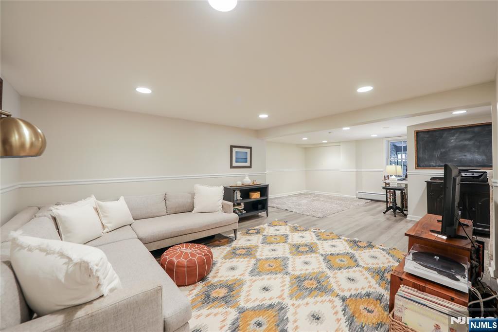 Wyckoff, New Jersey 07481, United States, 4 Bedrooms Bedrooms, ,3 BathroomsBathrooms,Residential,Active,159722