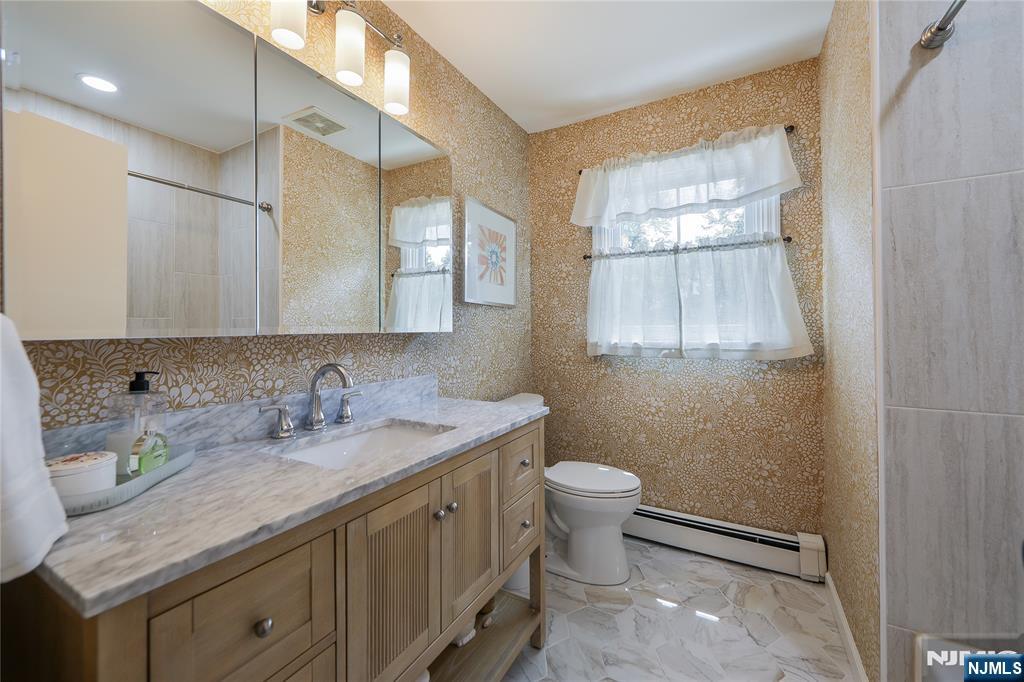 Wyckoff, New Jersey 07481, United States, 4 Bedrooms Bedrooms, ,3 BathroomsBathrooms,Residential,Active,159722