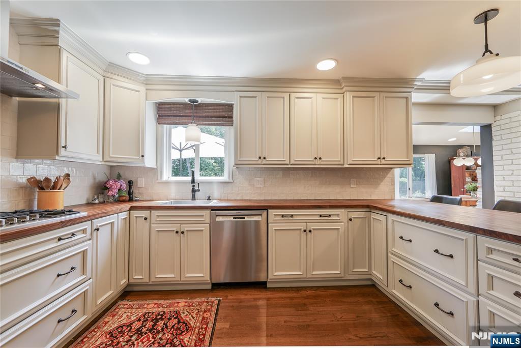 Wyckoff, New Jersey 07481, United States, 4 Bedrooms Bedrooms, ,3 BathroomsBathrooms,Residential,Active,159722