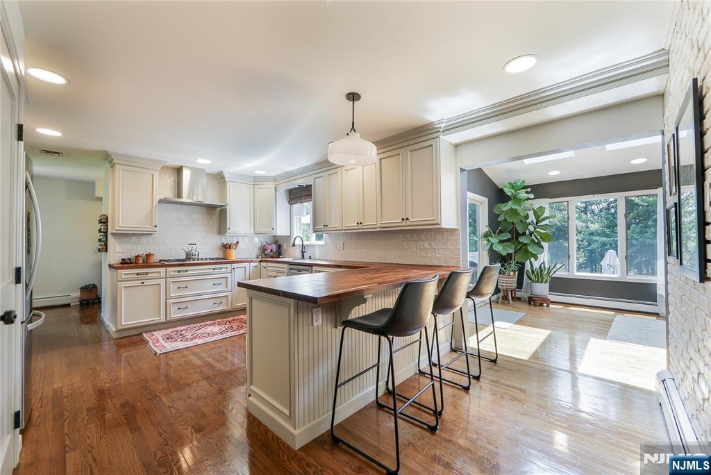 Wyckoff, New Jersey 07481, United States, 4 Bedrooms Bedrooms, ,3 BathroomsBathrooms,Residential,Active,159722