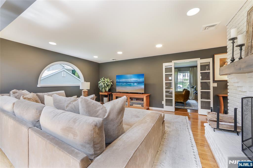 Wyckoff, New Jersey 07481, United States, 4 Bedrooms Bedrooms, ,3 BathroomsBathrooms,Residential,Active,159722