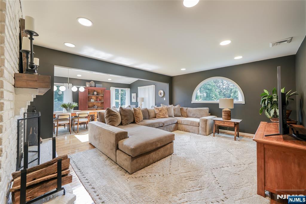 Wyckoff, New Jersey 07481, United States, 4 Bedrooms Bedrooms, ,3 BathroomsBathrooms,Residential,Active,159722