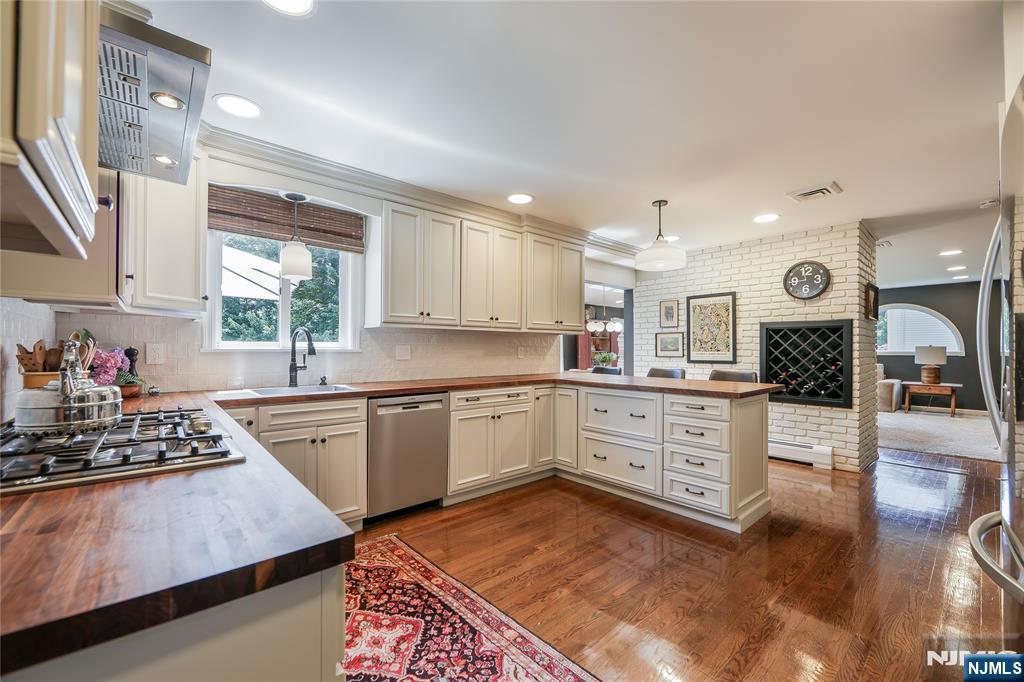 Wyckoff, New Jersey 07481, United States, 4 Bedrooms Bedrooms, ,3 BathroomsBathrooms,Residential,Active,159722