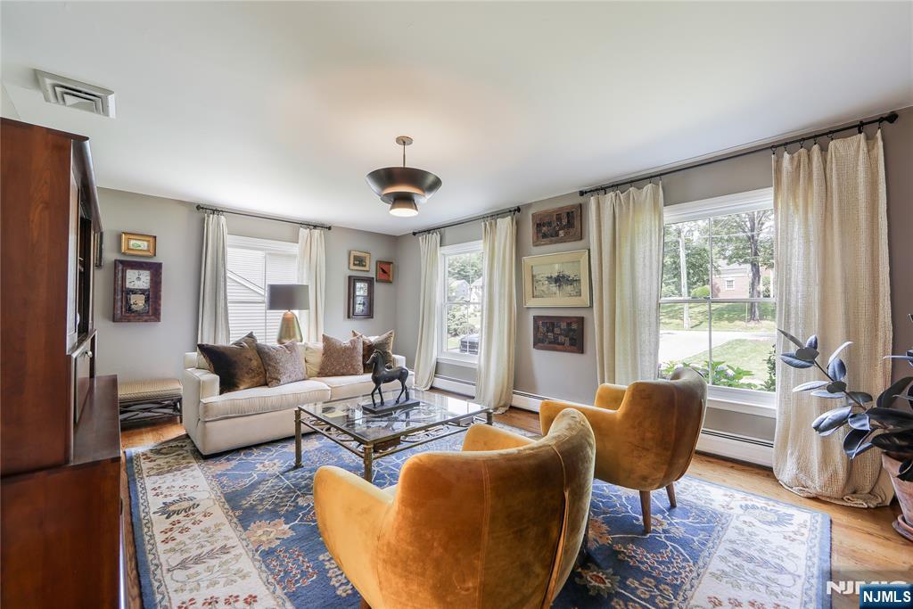 Wyckoff, New Jersey 07481, United States, 4 Bedrooms Bedrooms, ,3 BathroomsBathrooms,Residential,Active,159722