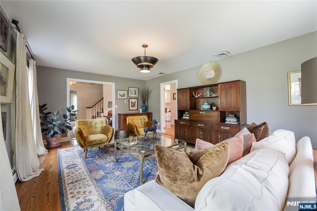 Wyckoff, New Jersey 07481, United States, 4 Bedrooms Bedrooms, ,3 BathroomsBathrooms,Residential,Active,159722