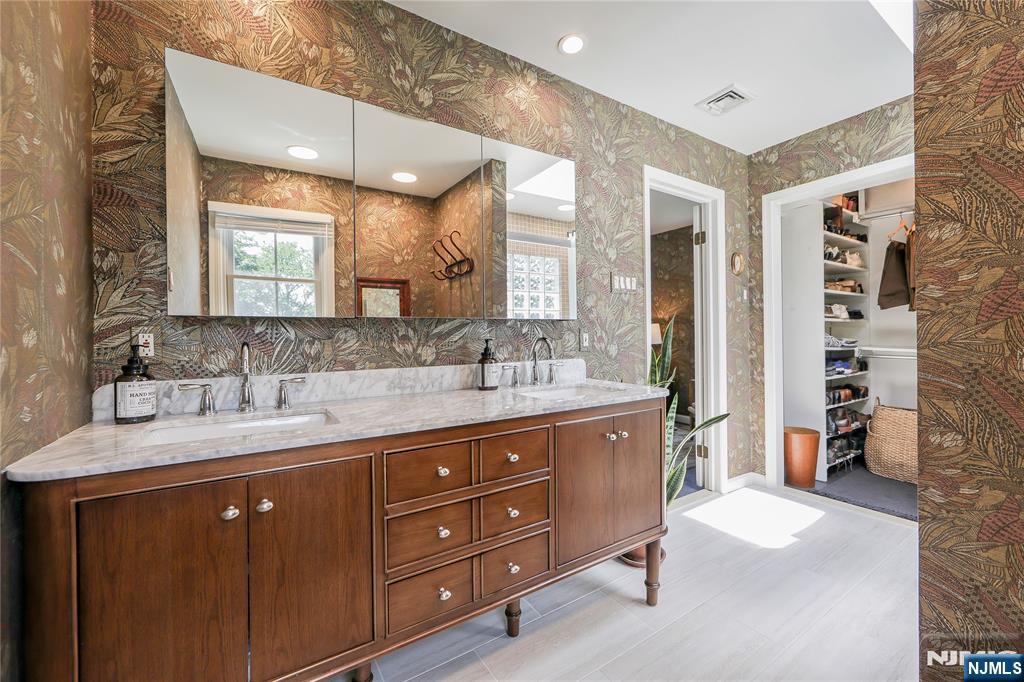 Wyckoff, New Jersey 07481, United States, 4 Bedrooms Bedrooms, ,3 BathroomsBathrooms,Residential,Active,159722