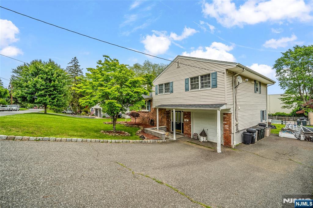 415 Briarwood Lane, Northvale, New Jersey - 4 Bedrooms  
3 Bathrooms  
7 Rooms - 