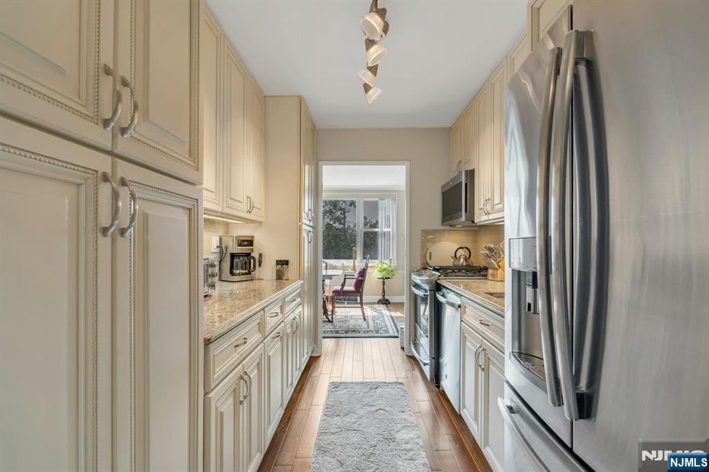 2000 Linwood Avenue 3K