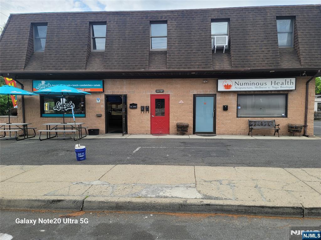 Rental Property at 344 Lincoln Ave 2A, Hawthorne, New Jersey - Bedrooms: 2 
Bathrooms: 1 
Rooms: 4  - $2,250 MO.