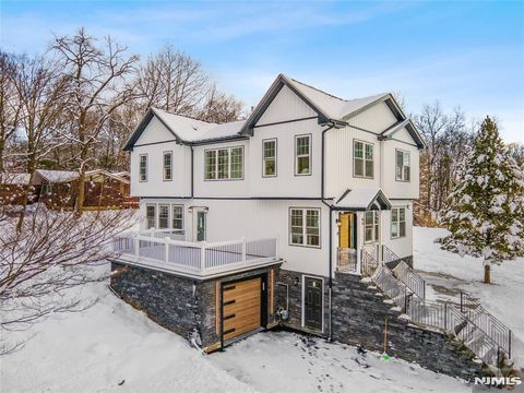 Photo of 10 Old Rifle Camp Road, Woodland Park, NJ 07424 (MLS # 26008737)