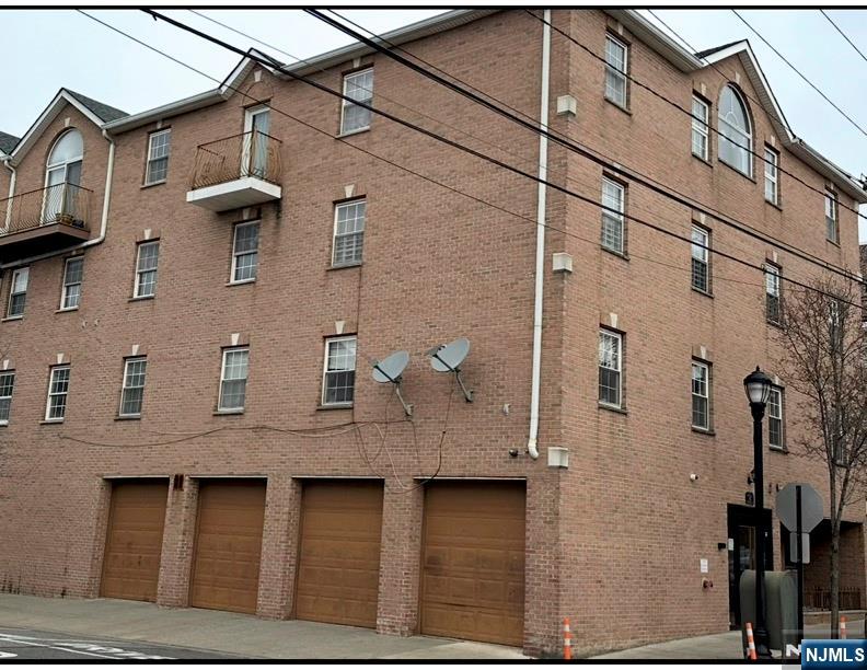 Rental Property at 401 Bergenline Ave 13, Union City, New Jersey - Bedrooms: 2 
Bathrooms: 1 
Rooms: 5  - $2,400 MO.