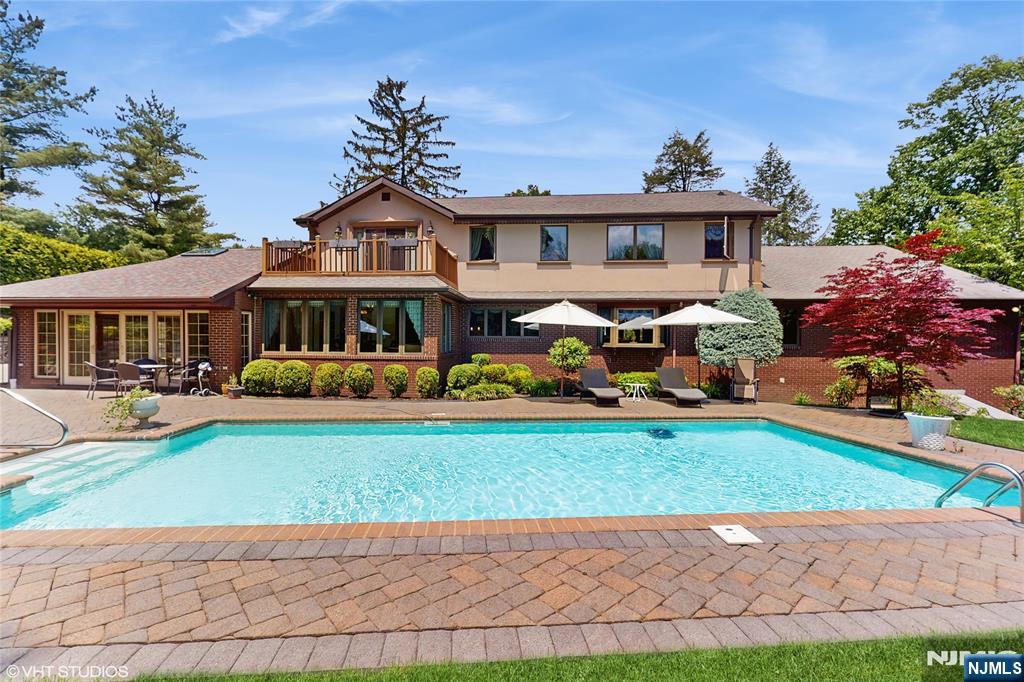 1 Woodmere Court, Caldwell, New Jersey - 4 Bedrooms  
5 Bathrooms  
9 Rooms - 