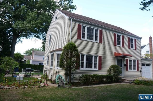 Rental Property at 397 Hickory Ave, Paramus, New Jersey - Bedrooms: 3 
Bathrooms: 2 
Rooms: 7  - $4,500 MO.