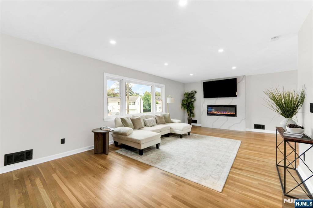 33 Woodhull Avenue