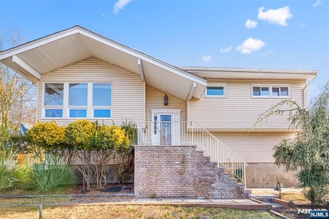 Photo of 2 Columbine Ct, Montvale, NJ 07645 (MLS # 26023012)