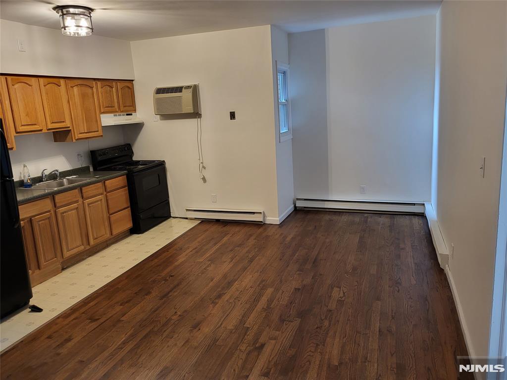 405 Hackensack St 1, Carlstadt, New Jersey - 1 Bedrooms  
1 Bathrooms  
2 Rooms - 