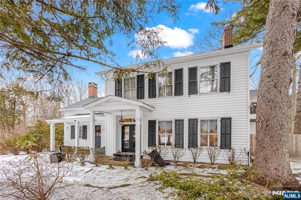 Photo of 525 Franklin Avenue, Franklin Lakes, NJ 07417 (MLS # 26006229)