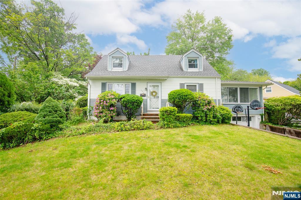 Property for Sale at 165 Hebberd Avenue, Paramus, New Jersey - Bedrooms: 4 
Bathrooms: 2 
Rooms: 7  - $750,000
