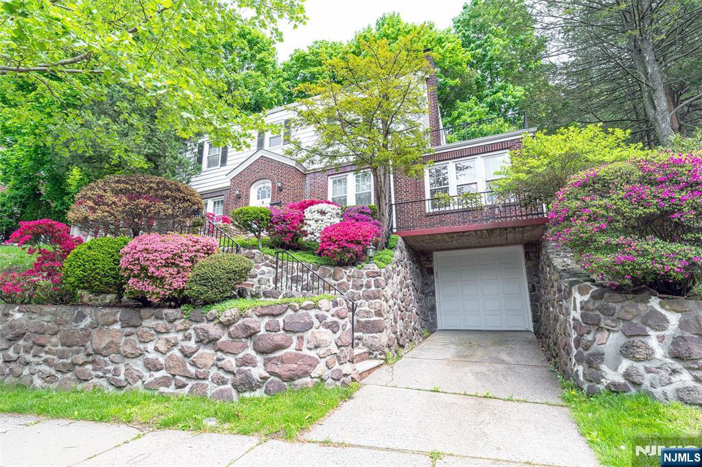 Property for Sale at 85 Paulin Boulevard, Leonia, New Jersey - Bedrooms: 5 
Bathrooms: 4.5 
Rooms: 9  - $950,000
