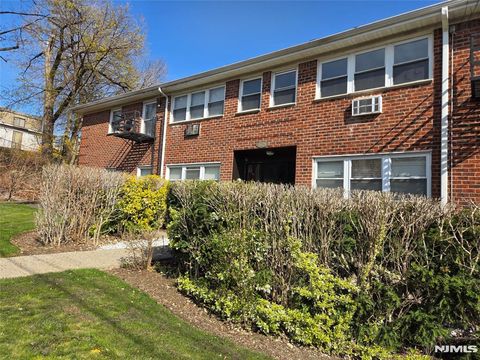 Photo of 1628 Valley St #2A, Fort Lee, NJ 07024 (MLS # 26012286)