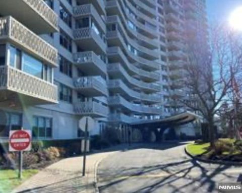 Photo of 2100 Linwood Ave #17T, Fort Lee, NJ 07024 (MLS # 25044175)