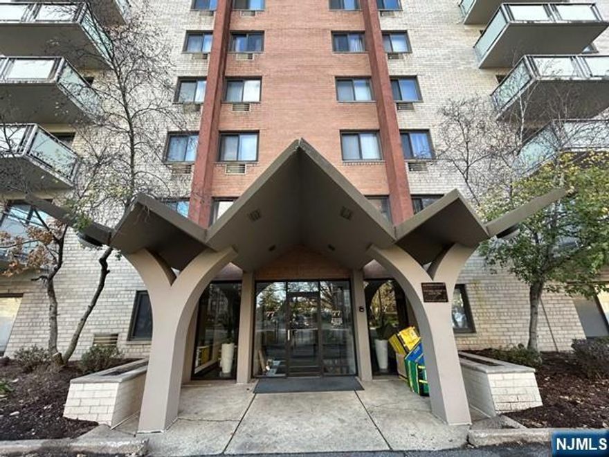 SUPER CLEAN STUDIO APARTMENT WITH HARDWOOD FLOORS, FULL BATHROOM, AND LOTS OF CLOSET SPACE. LAUNDRY ROOM ON SITE AND 1 OFF STREET PARKING SPACE. ALL UTILITIES INCLUDED EXCEPT FOR ELECTRIC. CLOSE TO NYC TRANSPORTATION, HACKENSACK HOSPITAL, SHOPPING, AND MAJOR HIGHWAYS.