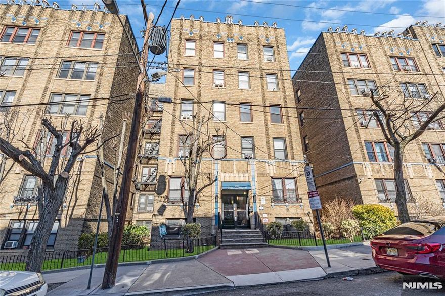 Discover this charming 1-bed, 1-bath condo in Jersey City, featuring beautiful wood floors throughout & a spacious living room filled with natural light. The eat-in kitchen boasts a breakfast counter & gas cooking, making it perfect for everyday living. Situated right on the edge of Lincoln Park, you'll enjoy scenic views & outdoor activities right around the corner. Conveniently located minutes from shopping, NJ/NYC transit, & the Holland Tunnel, this condo offers the perfect blend of comfort & accessibility. Don't miss this fantastic opportunity!