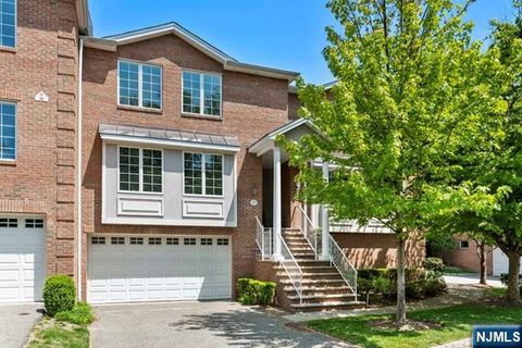 Photo of 17 Skymark Ct, Upper Saddle River, NJ 07458 (MLS # 26014006)
