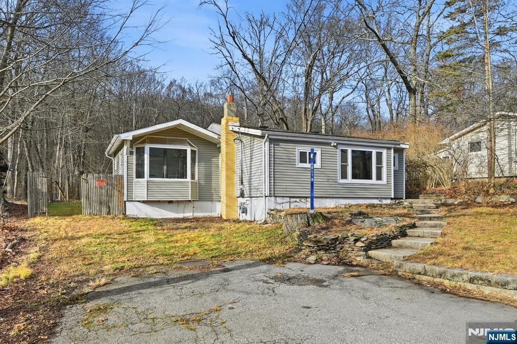 Photo of 33 Setting Sun Trail, West Milford, NJ 07480 (MLS # 25041546)