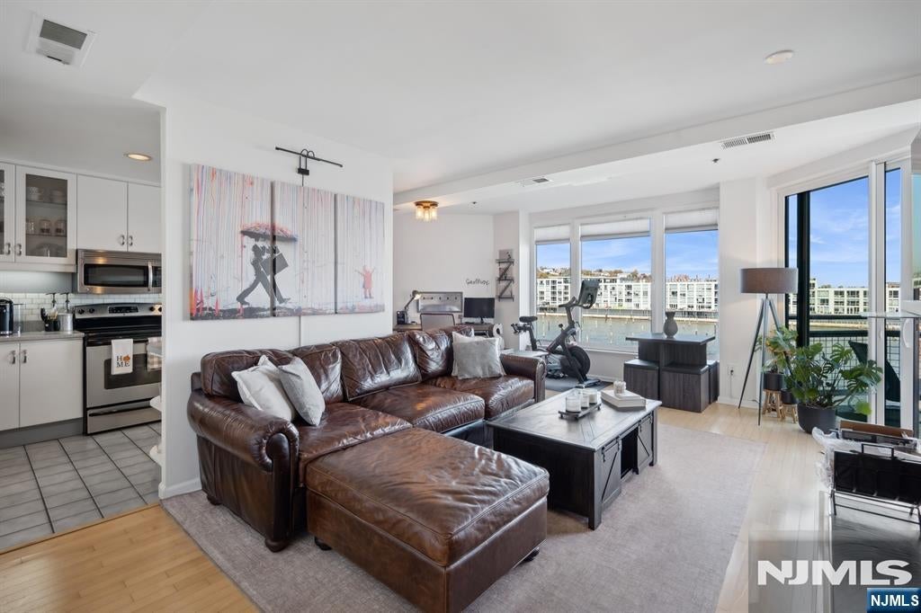 600 Harbor Boulevard 949