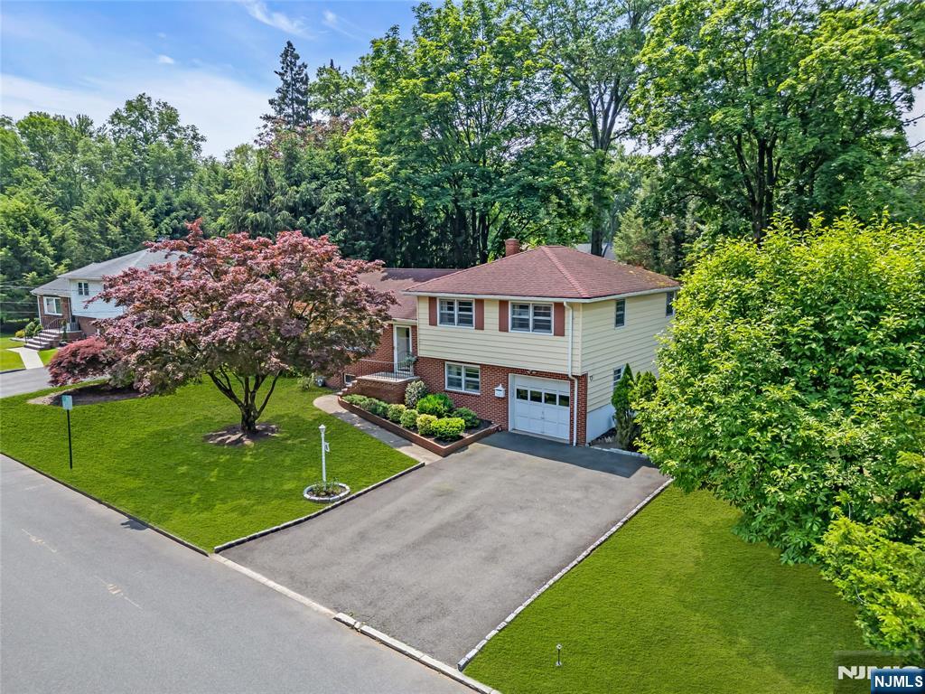 Property for Sale at 8 Delmar Avenue, Cresskill, New Jersey - Bedrooms: 2 
Bathrooms: 3 
Rooms: 7  - $949,900
